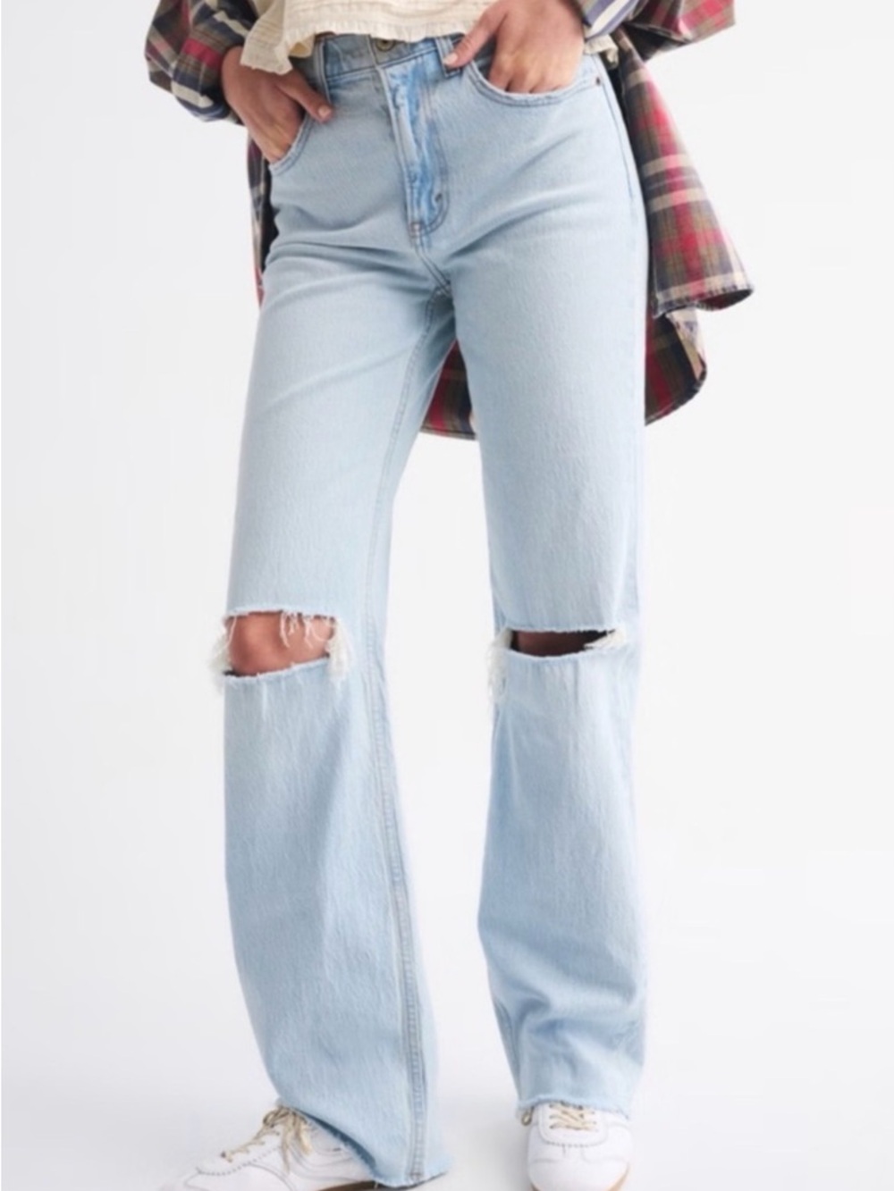 Abercrombie & Fitch 90s Relaxed High Rise Light Knee Destroy Jeans